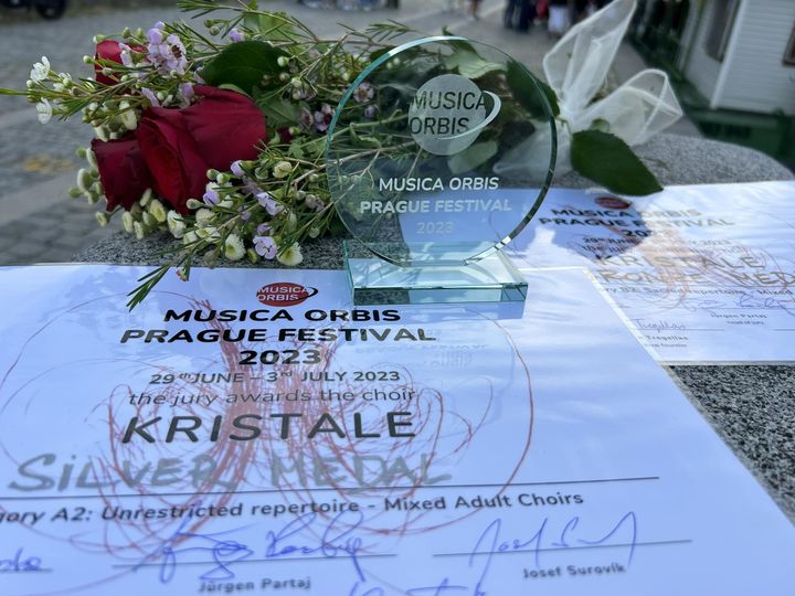 Kretingos kamerinis choras „Kristale“ / Chamber Mixed Choir į Kretingą vėl grįžo su didžiuliais laimėjimais