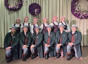 Vyresniųjų liaudiškų šokių grupė „Okata“