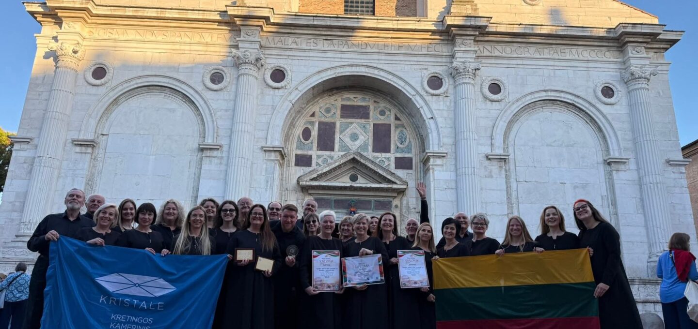Kamerinis choras „Kristale“: muzikinės bendrystės kelias per scenas, šalis ir širdis