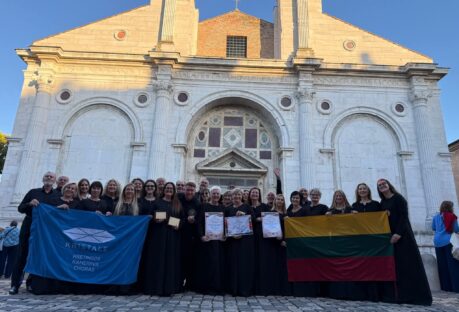 Kamerinis choras „Kristale“: muzikinės bendrystės kelias per scenas, šalis ir širdis